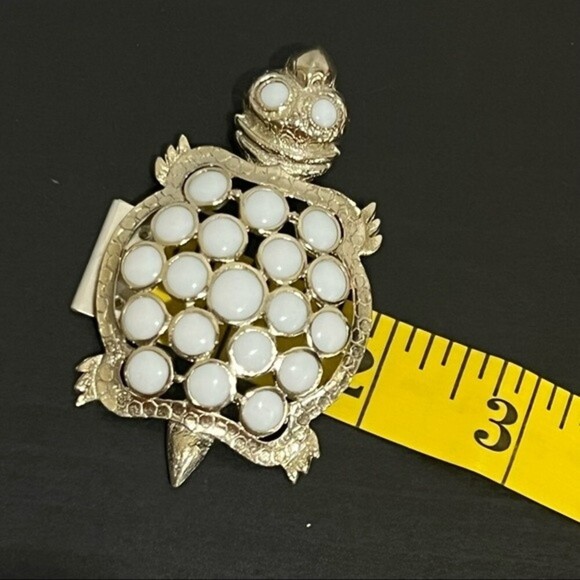 VINTAGE UNSIGNED TURTLE PIN BROOCH SMOOTH TEXTURED GOLDTONE FAUX PEARL - Picture 3 of 6